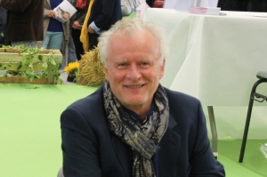 « C’est le grand retour de Jean-Eric FRAY sur le devant de la scène scripturale, mais cette fois-ci sans son compère Dominique COJAN. Le co-auteur du livre « Yvonne ne veut pas partir » publiera au printemps 2021 « Les Enjouées » un opus où il brosse le portrait d’une trentaine de femmes passionnées par leur travail… ».