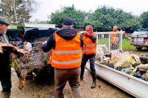 « Cent trente bénévoles, adhérents à la Fédération départementale des Chasseurs de l’Yonne, ont récolté 27 m3 de déchets sur trois points de collecte dans le Sénonais. Une première, encouragée par le parlementaire Julien ODOUL pour qui les « chasseurs apportent un semblant de service public… ».