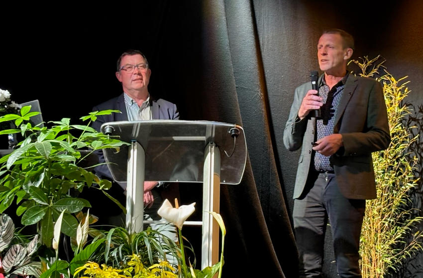 « Aux côtés de Jean-Marc KREBS, directeur et Walter HURE, président de la coopérative 110 Bourgogne, l’économiste Philippe DESSERTINE a fait son show avec élégance et truculence pour mettre en avant les nouvelles créations de valeurs dans le monde agricole, dont l’eau, lors de la présentation du rapport d’activité 2024/2025 à Auxerre… ».