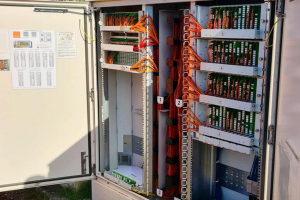 « Jean-Luc LIVERNEAUX est aux anges ! Sa commune dont il est le maire est équipé d’une armoire de rue permettant à 95 % de la population de pouvoir souscrire à une offre de service afin d’obtenir la fibre optique. Pour ORANGE, le déploiement continue ! ».