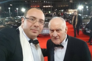 « Entouré de quatre James Bond Girl, signant les dédicaces de son ouvrage « Silence on casse » à Auxerre, préfacé par un autre fou furieux de l’automobile Jean-Louis TRINTIGNANT, le chevronné cascadeur Rémy JULIENNE avait noué des liens d’amitié très forts dans l’Yonne notamment avec Cyril PARMENTIER, à l’époque gérant du web tv, « TELE DIFFUSION »… ».