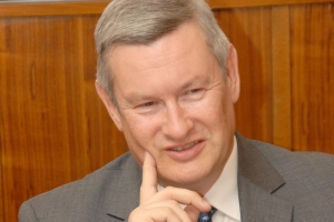 « Chargé du développement économique et du numérique au sein de la Communauté de communes Le Tonnerrois en Bourgogne, en qualité de vice-président, Régis LHOMME souhaite interpeller les pouvoirs publics sur l’existence de préconisations alternatives favorables à l’éclosion fonctionnelle du numérique très haut débit. Depuis trois ans, cette contrée de l’Yonne a testé un processus technologique qui a fait ses preuves, à moindre coût. En donnant pleinement satisfaction à ses utilisateurs professionnels et particuliers… ».