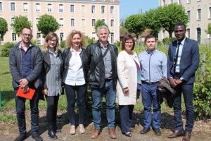 « Le responsable de la communication de la Maison des Jumelages, de la Francophonie et des Echanges internationaux de la Ville d’Auxerre, Prudence ADJANOHOUN (à droite) a profité de la visite du député européen Edouard MARTIN et d’une délégation d’enseignants espagnols au lycée Vauban le 04 mai pour expliquer le rôle partenarial joué par la structure associative auprès de l’établissement pédagogique, dirigé par Capucine VIGEL, proviseur… ».