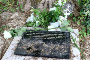 « Une plaque dans le parc Colbert à Monéteau permet de se souvenir que l’amour est plus fort que la mort. De son couteau de sculpteur, François BROCHET savait tirer toutes les expressions, comme ici avec ce tableau « La dispute », symbole de toutes les violences et de toutes les haines. Le 25 novembre 2021, de nombreux élus rendaient hommage à la malheureuse victime… ».