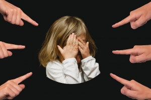 « Qui paie ses dettes s’enrichit ! ». L’adage est connu de tous. Pourtant, partisans et détracteurs du remboursement de la dette COVID s’affrontent à longueur de journée sur les médias ! Des pistes de réflexions existent pour sortir de cette impasse financière à longue échéance. Quels seront les choix politiques de l’Etat ? L’étaler au-delà de 2060 pour offrir un cadeau empoisonné aux jeunes générations ? ».