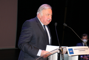 « Durant vingt-deux minutes, en véritable tribun et meneur de troupes, le président du Sénat Gérard LARCHER a exhorté l’auditoire du premier meeting d’une tournée nationale des comités de soutien à Valérie PECRESSE se tenant dans l’Yonne à allumer la mèche de la campagne électorale ».