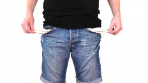 « Avec un total de plus de 57 millions d’euros, dont 45,1 % sont imputables aux prêts immobiliers, l’endettement dans l’Yonne se situe au-dessus de la moyenne régionale. Le volet immobilier concerne prioritairement les jeunes ménages qui s’engagent sur des emprunts de longue durée et auxquels ils ne peuvent plus faire face au premier accident de la vie qui survient… ».
