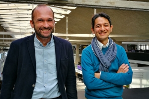 « En développant un comparateur technique qui aura permis d’intégrer dans le moindre détail les garanties et les clauses de nombreux contrats d’assurance, QAPE a pu ainsi les restituer de manière à comprendre si ledit contrat était bien adapté à la personne. C’est sur cette base méthodologique qu’est apparu sur le marché de la complémentaire santé, le nouveau programme mutualiste « KOVERS », aujourd’hui commercialisé vers plus de 1 600 souscripteurs depuis son lancement. Demain, le concept, conçu avec le concours de l’association « Santé Cœur de Puisaye », pourrait atteindre dix mille abonnés en France. Avant de proliférer en Europe et vers l’Afrique et de se démultiplier sur les grands thèmes assurantiels dont l’automobile et l’habitat… Une excellente opportunité pour Julien MOUCHET, directeur général (à gauche) et Kim VU DINH, président-directeur-général (à droite)».