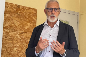 « Le numéro un français de la fabrication de semi-remorques FRUEHAUF va bien ! L’affirmation émane de David FURLAN, directeur général de l’unité de production d’Auxerre qui a voulu couper court aux rumeurs lors de la visite des délégations de France Travail et de l’UIMM dans ses locaux, jeudi… ».