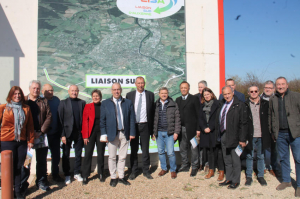 « Les élus du Département et de l’Agglo de l’Auxerrois ont dévoilé l’un des panneaux de signalétique informant de la réalité des travaux imputables à la construction de la LISA, la Liaison Sud d’Auxerre, dont un tronçon de 3,5 kilomètres, imputable au CD 89, a pu être visité par drone interposé entre Villefargeau et Vallan… ».