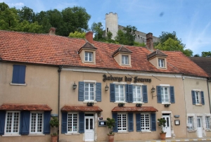 « Ce jeudi 11 juin à midi symbolisera la reprise des activités à l’Auberge des Sources du typique village de Puisaye-Forterre. Sa restauratrice Anne DARENNE y accueillera après trois mois d’interruption une clientèle de fidèles aimant se délecter des saveurs qui agrémentent ses recettes…L’hôtel sera fonctionnel le soir-même ».
