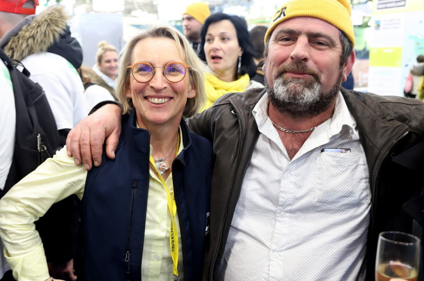 « Près de deux heures d’attente avant que ne s’ouvrent les portes. Du jamais vu au Salon de l’Agriculture de Paris, avec la visite rocambolesque mais courageuse du Président de la République Emmanuel MACRON ! Si Véronique LE FLOC’H, présidente de la Coordination Rurale, était très sollicitée pour des selfies avec ses sympathisants, la présence des forces de l’ordre afin de maintenir la sécurité était importante… ».