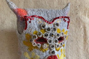 « La laine sous toutes ses variantes sert de trame à cette découverte onirique et technique de l’art textile et contemporain à l’espace MOUV’ART à Auxerre jusqu’à la mi-novembre. Un parcours initiatique que nous concocte la brillante Stéphanie BODIN avec le retour de l’automne… ».