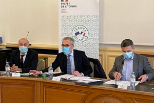 « Le PETR du Grand Auxerrois est le premier de ces organes institutionnels à être signataire d’un CRTE, le nouveau Contrat de Relance et de Transition Ecologique sur le territoire. 160 dossiers sont déjà identifiés ou en phase de l’être avant que ne se mette en place le comité de pilotage dont feront partie entre autres le préfet Henri PREVOST, le maire-président de l’Auxerrois Crescent MARAULT et Mahfoud AOMAR, président de la CC de l’Aillantais-en-Bourgogne ».