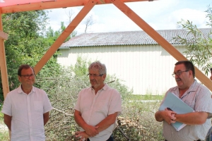 « La région Bourgogne Franche-Comté a été sollicitée pour soutenir financièrement et aider au développement du concept associatif de La RECYCLERIE à Toucy. A l’instar de la Communauté de communes de Puisaye Forterre et de son président, Jean-Philippe SAULNIER-ARRIGHI (à gauche), l’organisme régional pourrait donner une suite favorable en apportant de précieux subsides aux besoins d’aménagement du site (un budget de 142 000 euros de travaux) et en fournissant de l’ingénierie en guise d’accompagnement à ce projet, porteur d’emplois et de ressources financières pour le territoire… ».