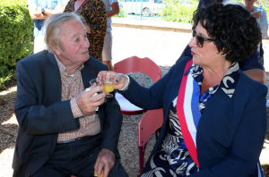 « Quarante-quatre années à la députation, vingt-sept années en qualité de maire d’Auxerre, Jean-Pierre SOISSON, le dernier des « Ducs de Bourgogne » fut également ministre de l’ère Giscard et de François Mitterrand, sans omettre la présidence de la région Bourgogne. Incarnation même de l’Yonne, il aimait la littérature, auteur de plusieurs ouvrages historiques. Les Auxerrois sont invités à lui rendre un ultime hommage…Une des dernières apparitions publiques en 2022 ».