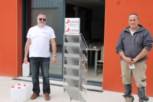 « Sur les trois séances programmées initialement, il n’en reste plus qu’une, celle du mardi 21 avril, pour que les adhérents de la CAPEB de l’Yonne puissent récupérer leur précieux bidon de solution hydro-alcoolique avant d’amorcer la reprise de leurs activités… ».