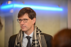 « Pour respecter le travail des Compagnons de l’époque, des chênes centenaires seront prélevés dans les forêts de Normandie dont GROUPAMA est propriétaire sur le massif des Conches. Le directeur général du groupe, Thierry MARTEL, suivi par le Comité de direction générale, se sont immédiatement positionnés en faveur de ce geste altruiste. L’assureur mutualiste fait montre de générosité. Il offrira les mille trois cents chênes centenaires nécessaires à la reconstruction de la charpente, la fameuse « forêt », qui est partie en fumée après le terrible sinistre de Notre-Dame de Paris… ».