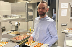 « Le chef Gaëtan MUGUET, vrai entrepreneur dans l’âme, dirige en perfectionniste qu’il est le devenir d’un jeune référence de la gastronomie auxerroise à la charmante typicité, le restaurant « A la Maison » dont il assure la marche en avant aux côtés de son épouse, Nadia… ».