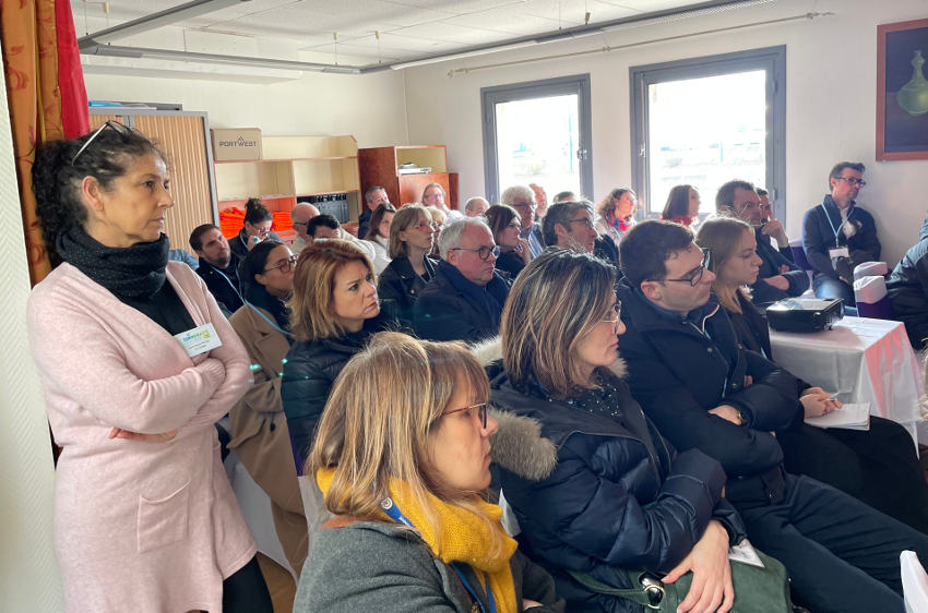  « Les membres de la communauté des Positives Entreprises de la CCI de l’Yonne se sont immergés une matinée au centre de détention de Joux-la-Ville afin d’y découvrir le volet professionnel, vers la réinsertion sociale des détenus. Grâce à divers ateliers industriels ou de confection, 575 détenus incarcérés travaillent pour le compte d’une quinzaine d’entreprises de la région. Une sous-traitance ponctuelle ou pérenne… ».