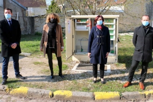 « Autant de connexions feront à Quenne, le bonheur de 82 % des 265 foyers de la commune. Une officialisation qui a eu lieu en présence d’Alexandre ORCEL, responsable commercial ORANGE, Malika OUNES, conseillère départementale en charge du numérique, Véronique MORLIGHEM, déléguée régionale d’ORANGE en Bourgogne et Francis HEURLEY, maire de Quenne. ».