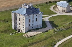 « Le Château de MAULNES a renoué avec la grande tradition touristique en accueillant ses premiers visiteurs ce samedi 30 mai à l’occasion de sa réouverture après le confinement… ».