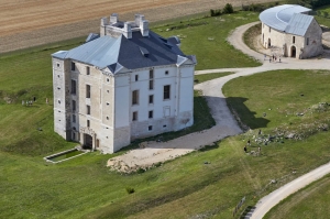 « Le Château de MAULNES a renoué avec la grande tradition touristique en accueillant ses premiers visiteurs ce samedi 30 mai à l’occasion de sa réouverture après le confinement… ».