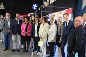« Photo de classe ou de famille politique pour les personnalités officielles venues inaugurer la 91ème édition de la Foire exposition d’Auxerre. Seules Patrick GENDRAUD et Crescent MARAULT, excusés pour raisons personnelles, étaient absents de ce rendez-vous synonyme de lancement de la nouvelle saison… ».