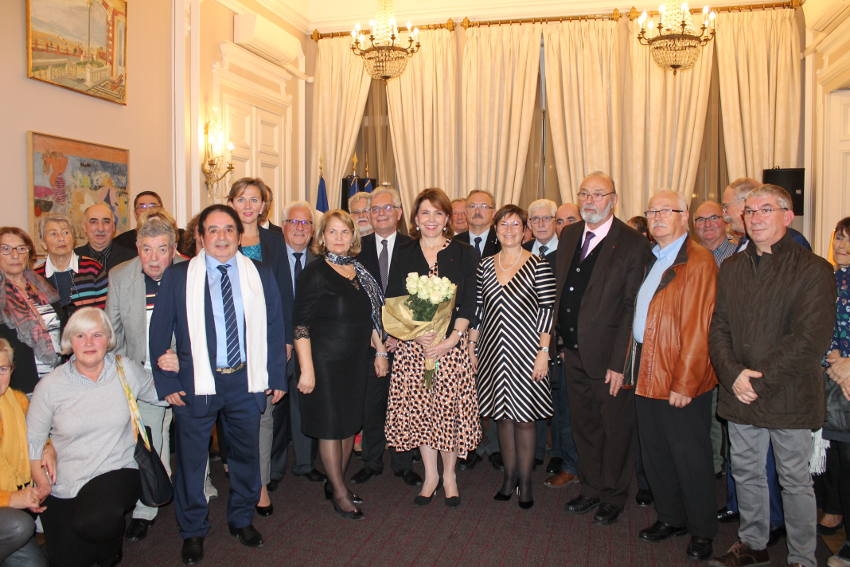 « Les élus Icaunais, formant la délégation des Entretiens de Champignelles, ont été reçus sous les ors de la République française lors d’une visite de courtoisie à l’ambassade à Bucarest. Son Excellence Michèle RAMIS, ambassadrice de France (au centre), a pu disserter à loisir avec ses hôtes sur les vertus de ce voyage d’étude, qualifié de constructif, à quelques semaines de la présidence européenne à la charge de Bucarest. Au-delà de la coopération et de la fraternité entre les peuples, ce séjour aura été articulé autour des effets comparatifs de la décentralisation entre ces deux pays… ».