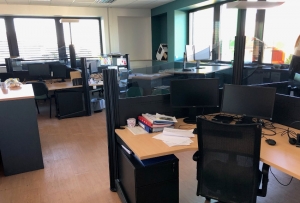 « L’heure est à l’entre-deux ! Fini les bureaux vides ! Le télétravail possède ses innombrables vertus comme ses pléthoriques défauts. Mais, une chose est sûre : depuis le 09 juin, dans l’Hexagone, toutes et tous doivent reprendre avec plus ou moins de bonheur le collier du retour à l’emploi ! Alors, est-ce une réelle chance ou vraiment la poisse ?! ».