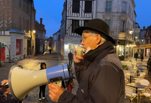« C’est l’un des signataires de cette pétition qui circule sur le numérique. Denis MARTIN (Auxerre Ecologie Solidarités) orchestrait il y a peu le concert de casseroles sous les fenêtres de l’hôtel de ville d’Auxerre, exigeant le retrait de la vie publique du maire Crescent MARAULT ».
