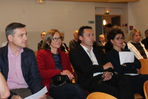 « L’esquisse du maire idéal d’Auxerre a été brossée par le rendu de ce questionnaire, conçu par les élus de l’opposition. Pour 53,63 % des sondés, l’édile idoine devrait être issu du secteur privé et être âgé entre 35 à 55 ans. Le portrait-robot qui serait le plus ressemblant avec celui du candidat des LR et du centre, Crescent MARAULT, présent lors de cette reconstitution, assis au premier rang ? ».