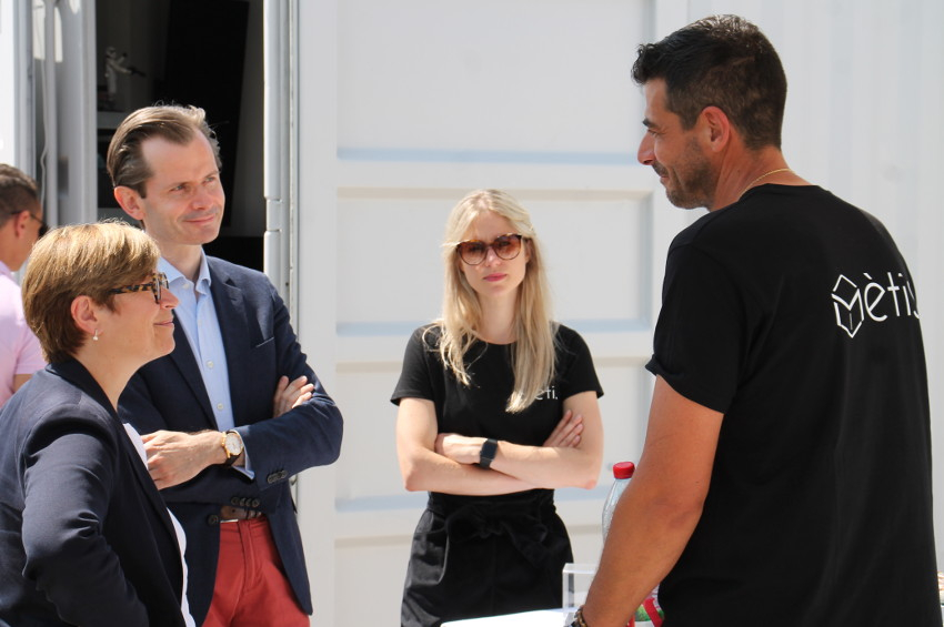 « Trois conférences dont l’une organisée à Auxerre le 18 mars (les lieux et horaires ne sont pas encore connus) renseigneront sur les incroyables potentialités offertes par les « NFT » en termes de valorisation d’actifs numériques. L’initiative revient à METIS qui par le biais de son équipe MUGI veut porter à connaissance des investisseurs ce dispositif révolutionnaire… ».