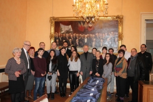 « Des échanges cordiaux et encourageants en faveur de la cause européenne à l’hôtel de ville d’Auxerre. Une délégation d’élèves d’un lycée espagnol de la Rioja, accueillie au lycée des métiers Vauban dans le cadre du programme ERASMUS, a été reçue par le maire Guy FEREZ et une partie de l’équipe municipale… ».