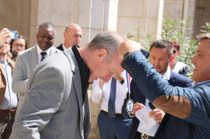 « Une nouvelle récompense pour le coach auxerrois, Jean-Marc FURLAN, après la victoire synonyme de retour en Ligue 1 pour l’AJA : la médaille de la Ville d’Auxerre que lui a remise l’édile Crescent MARAULT lors d’une réception officielle, lundi matin, à l’Abbaye Saint-Germain… ».