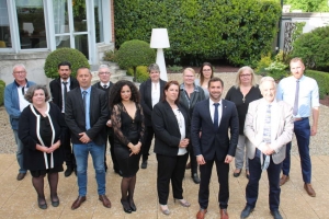 « Deux représentants de l’Avenir Français, Annick VILBOIS et Pascal BLAISE, intègrent la liste des treize prétendants icaunais aux échéances régionales aux côtés de Julien ODOUL, leader du Rassemblement National. La sécurité et la protection des citoyens est le credo prioritaire de cette équipe de candidats : ce qui n’est pas une surprise… ».