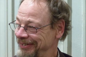 « Animateur des éditions RHUBARBE depuis une quinzaine d’années, Alain KEWES propose une incursion dans le monde de la poésie ce jeudi midi au théâtre d’Auxerre lors d’une expérience insolite… ».