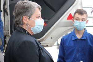 « Le jeune Mathys, 14 ans, collégien d’une classe de troisième à Auxerre, a décidé de profiter de ses vacances pour intégrer une semaine durant l’un des ateliers mécanique de la société Joël LEFEVRE lors d’un stage de découverte. Une initiative saluée par Dominique YANI, secrétaire générale de la préfecture de l’Yonne, qui promeut aux côtés de la CCI les vertus du plan « 1 jeune 1 solution »… ».