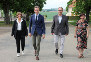 « Deux LR en quête de succès : Guillaume LARRIVE, député sortant de la première circonscription de l’Yonne, brigue un troisième mandat à la députation aux côtés de son suppléant, Christophe BONNEFOND. La sénatrice UDI Dominique VERIEN présidera le comité de soutien. Quant à Nadia CHOUBARD, elle a accueilli le lancement de cette campagne 2022 à Lainsecq… ».