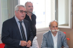 « Dans la distribution des bons points : le CIFA d’Auxerre a ramassé la mise ! Le centre de formation bourguignon, chantre de l’excellence à tout crin, a encore suscité des commentaires élogieux de la part de visiteurs extérieurs. Les derniers en date n’étaient autres qu’une délégation régionale représentative de la filière artisanale. Avec en sus, Bernard STALTER, le président national de la CNAMS, l’UNEC et l’APCMA (assis aux côtés de Michel TONNELLIER, président du CIFA et de Christophe DESMEDT, président de la CNAMS BFC). Ce dernier se fera désormais le porte-voix de l’établissement auprès des sphères étatiques… ».