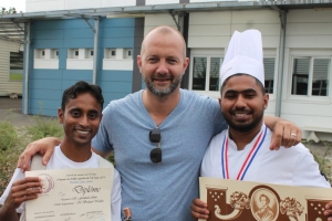 « Aux côtés de son maître d’apprentissage et désormais employeur, le chef Nicolas BRELAUD, le jeune Alam FERDOUSAL (à droite) exercera de manière contractuelle et indéterminée son talent de cuisinier, sanctionné par l’obtention du MAF Cuisine Yonne 2019, au Restaurant du Canal à Migennes. Une première réussite pour ce jeune bengali de 19 ans arrivé en France en 2016… ».