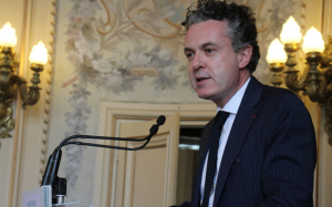 « Durant une quarantaine de minutes, entre exposé de son programme ministériel et réponses aux interrogations d’un public de choix – celui des élus réunis en assemblée générale de l’AMF 89 -, le ministre de la Transition écologique et de la Cohésion des Territoires Christophe BECHU a abordé les grands thèmes de la stratégie étatique environnementale. Entre Fonds vert, sobriété de l’eau, ZAN et consigne avec une belle éloquence… ».