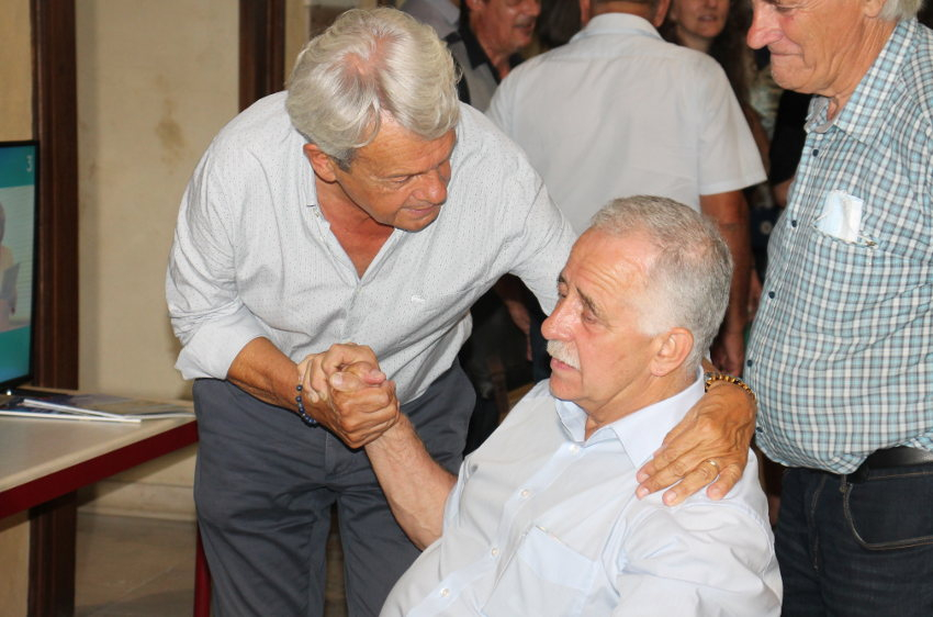 « Le boulet de canon a frôlé la tête du député sortant, André VILLIERS, qui sur la seconde circonscription a réussi à renouveler de justesse son mandat au Palais Bourbon malgré la forte poussée du Rassemblement National. Un André VILLIERS dubitatif mais soulagé qui trouvera du réconfort auprès de ses amis de toujours… ».