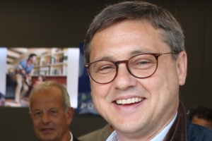 « A 46 ans, l’ancien maire de Saint-Georges-sur-Baulche, le chef d’entreprise Crescent MARAULT, a été adoubé par les instances officielles des Républicains et du centre pour venir jouer les premiers rôles dans cette future partie d’escrime électoraliste qui se préfigure à l’orée de 2020. Le candidat incarne une sérieuse « botte de Nevers » face à ses adversaires. Il articulera son programme de campagne autour du développement économique, de la sécurité et de la qualité de vie à Auxerre. Mais aussi dans toute l’agglomération… ».