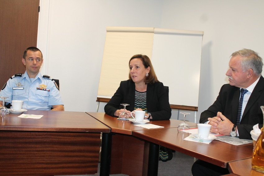 « L’une des dernières sorties officielles de la directrice de cabinet de la préfecture de l’Yonne était son intervention le 11 septembre lors de la Semaine de la Sécurité dans les locaux auxerrois de GROUPAMA Paris-Val-de-Loire aux côtés du président de cet organisme, Pascal MAUPOIS. Son affectation sera révélée au cours de la prochaine réception donnée en son honneur par le préfet Patrice LATRON… ».