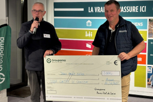 « Un don de 2 000 euros émanant de la Fédération des caisses locales de GROUPAMA Yonne est venu s’ajouter aux collectes déjà effectuées cette année par la Ligue contre le cancer de l’Yonne lors des campagnes « Octobre Rose » et du cancer masculin. C’est Olivier THIBAULT, président de GROUPAMA Yonne qui a remis le fac-similé au trésorier de l’association… ».