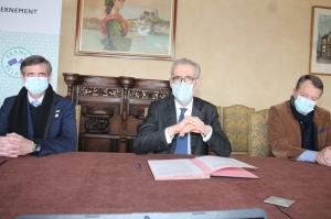 « Les professionnels du bâtiment vont retrouver le chemin des restaurants dès ce lundi 15 février. La mesure a pour but d’améliorer les conditions de travail de ces salariés et entrepreneurs qui exécutent des travaux en extérieur. Ils ne peuvent se restaurer que dans leurs camionnettes. La convention a été paraphée par les acteurs économiques et la préfecture de l’Yonne… ».