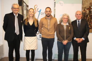 « C’est une manière positive de renforcer l’attractivité du territoire et de permettre à la population de mieux bénéficier des offres de soins. Le Conseil départemental de l’Yonne a validé ce mercredi une première convention, déclinable sous la forme de bourses aux étudiants en médecine et aux professionnels de santé. Patrick GENDRAUD et Gilles PIRMAN sont deux des signataires de cette convention judicieuse qui s’inscrit dans le Pacte Santé 2022/2024… ».