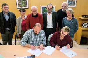 « L’un des codirigeants du spécialiste assurantiel QAPE, Julien MOUCHET, a signé sous l’œil attentif du président de la CC du JOVINIEN, Nicolas SORET, une convention de partenariat avec la présidente de l’AMIJ, Régine PASQUIER… ».