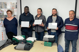 « Ils étaient cinq postulants au démarrage de la formation. Deux auront lâché en cours de route. Pour les trois récipiendaires du « REAB », ce parcours pédagogique du combattant s’est achevé au siège de la CAPEB de l’Yonne par la remise des diplômes en présence de Valérie SCREVE, secrétaire générale de la CAPEB BFC et Eric GUYOU, futur successeur de Jean-Pierre RICHARD dans l’Yonne… ».